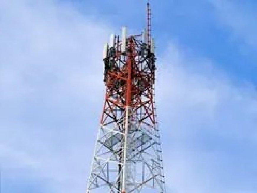 जम्मू के जगती मिनी टाउनशिप में दुकान आवंटन से नाराज व्यक्ति ने टेलीकॉम टावर पर चढ़कर किया विरोध प्रदर्शन, प्रशासन के आश्वासन पर सुरक्षित उतरा। 