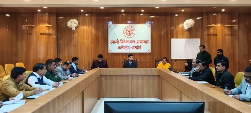 Hardoi: डीएम अनुनय झा ने स्टार संदर्भों की समीक्षा की, गुणवत्तापूर्ण निस्तारण पर जोर। 