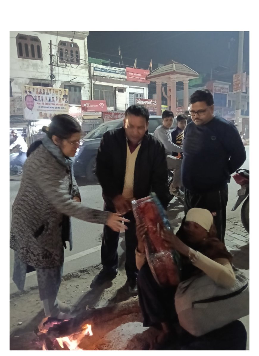 Bajpur : एसडीएम ने कड़ाके की सर्दी से जूझ रहे लोगों को कंबल वितरित किया