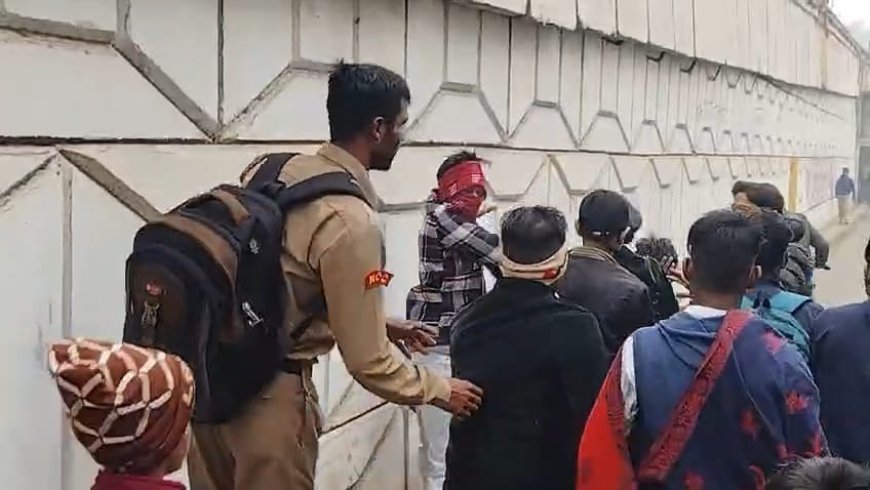 Hathras : रामबाग कॉलेज के बाहर छात्रों के दो गुटों में मारपीट, मचा हड़कंप