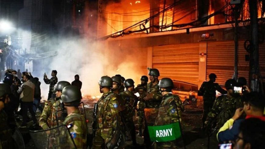 बांग्लादेश में शरीफ उस्मान हादी की मौत के बाद भड़की व्यापक हिंसा, मीडिया कार्यालयों में आगजनी और तोड़फोड़। 