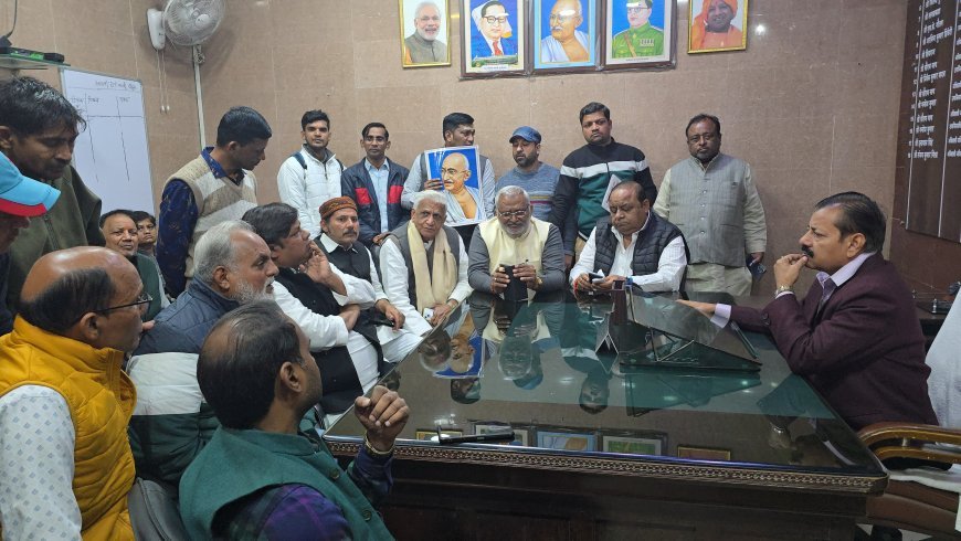 Hapur : हापुड़ में कांग्रेस कार्यकर्ताओं ने महापुरुषों की प्रतिमाओं की मरम्मत और साफ-सफाई की मांग की