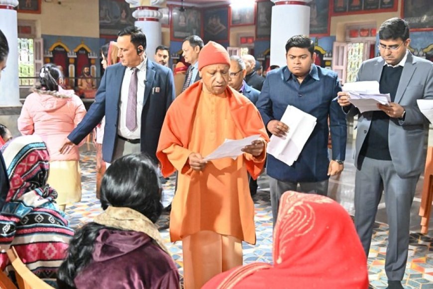 Gorakhpur: कड़ाके की ठंड में भी सीएम योगी ने किया जनता दर्शन, 250 लोगों की समस्याएं सुनीं सीएम ने।  