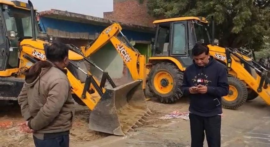 Sitapur : लहरपुर में अवैध दुकानों पर चला बुलडोजर, नौ दुकानें ध्वस्त कर भूमि कब्जामुक्त