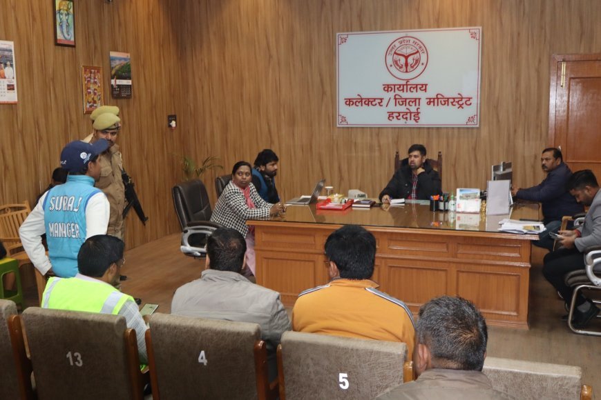 Hardoi : हरदोई में जन सुनवाई के दौरान जिलाधिकारी ने 65 शिकायतें सुनीं