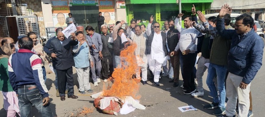 Hapur: बांग्लादेश में हिंदुओं पर अत्याचार के विरोध में कांग्रेस कार्यकर्ताओं ने फूंका यूनुस का पुतला, केंद्र सरकार पर उदासीनता का लगाया आरोप। 