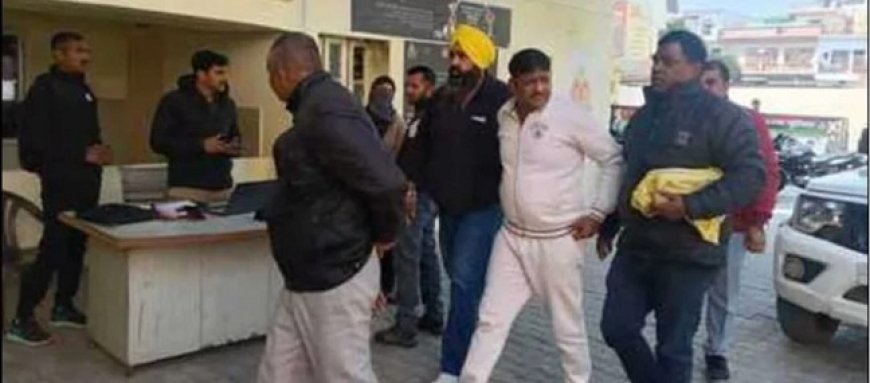 Hapur: 4 लाख की रिश्वत लेते हापुड़ क्राइम ब्रांच इंस्पेक्टर महेंद्र सिंह रंगे हाथ गिरफ्तार, पुलिस महकमे में हड़कंप। 