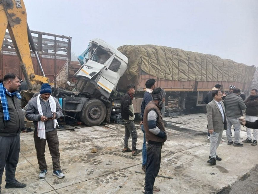 Amethi: घने कोहरे में लखनऊ-वाराणसी हाईवे पर भीषण हादसा: ट्रक डिवाइडर पर चढ़ा, 3 ट्रक-बस-कार आपस में टकराए, 2 की मौत, 16 घायल। 