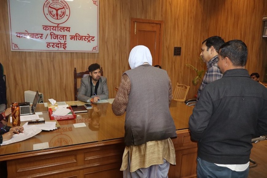 Hardoi: जिलाधिकारी अनुनय झा ने जन सुनवाई में सुनी 85 शिकायतें, त्वरित निस्तारण के दिए निर्देश। 