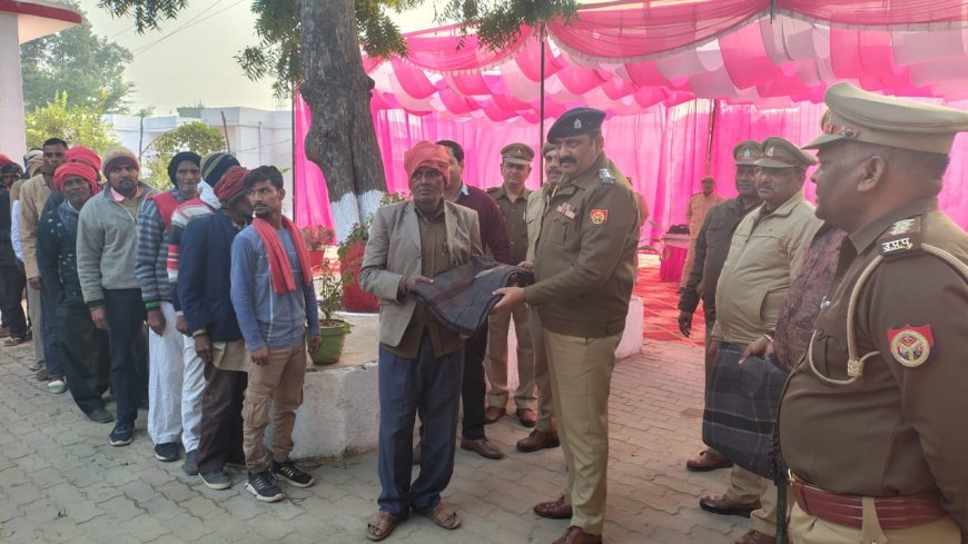 Hardoi : कासिमपुर थाना परिसर में 81 चौकीदारों को कंबल वितरण, सीओ संडीला ने दिए सुरक्षा के निर्देश