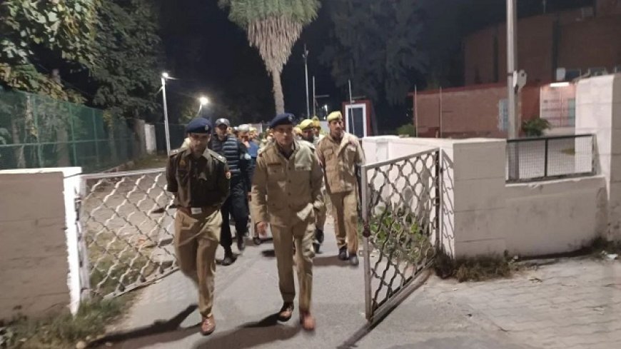 अलीगढ़ मुस्लिम यूनिवर्सिटी कैंपस में दिनदहाड़े शिक्षक की गोली मारकर हत्या, दो नकाबपोश हमलावरों ने सिर में मारी कई गोलियां, जांच में जुटी पुलिस। 