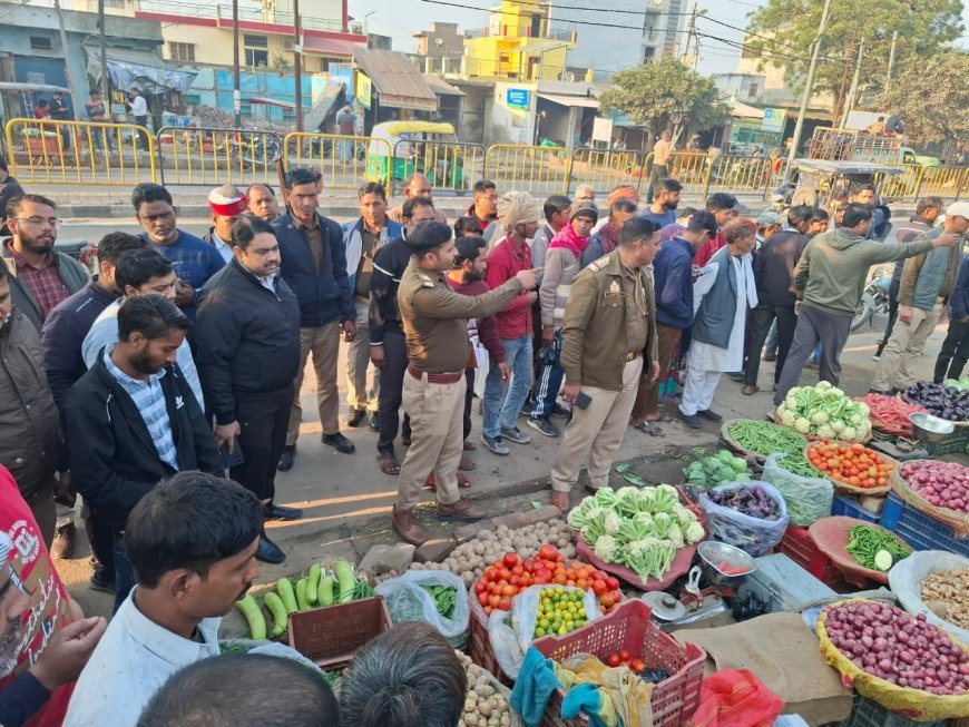 Hathras : सासनी में एसडीएम नीरज शर्मा ने खुद सड़कों पर उतरकर अतिक्रमण हटवाया, दुकानदारों को दी सख्त चेतावनी