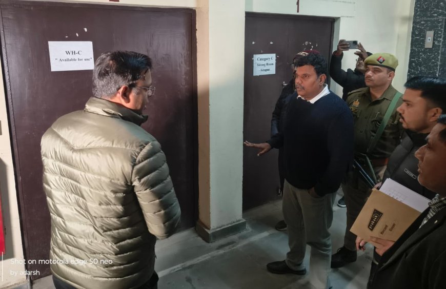 Sitapur : सीतापुर में जिलाधिकारी ने ईवीएम और वीवीपैट भंडारण कक्ष का निरीक्षण किया