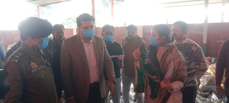 Hathras : हाथरस के ग्राम राजपुर में जिलाधिकारी की अध्यक्षता में ग्राम चौपाल आयोजित, योजनाओं की समीक्षा और समस्याओं के जल्द समाधान के निर्देश