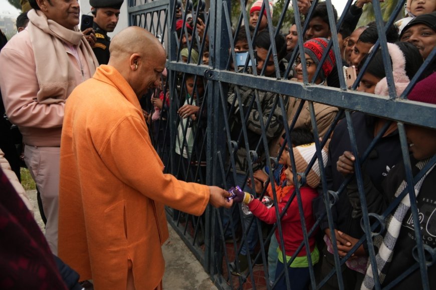 Gorakhpur : सीएम योगी से स्नेहाशीष व चॉकलेट पाकर प्रफुल्लित हुए बच्चे