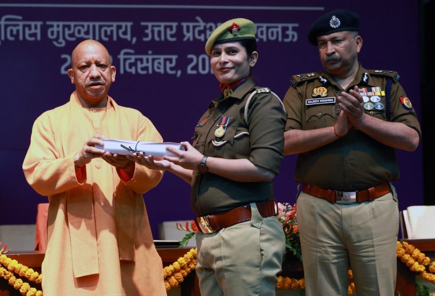 Lucknow : CM योगी ने 'पुलिस मंथन-2025' के समापन पर 16 पुलिसकर्मियों को उत्कृष्ट सेवा पदक से सम्मानित किया