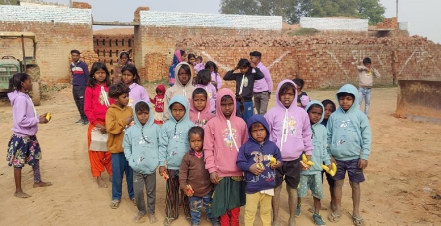 Hardoi: आश्रय परिवार महिला शाखा की सराहनीय पहल- ग्राम सुन्नी के बच्चों को ठंड से राहत। 