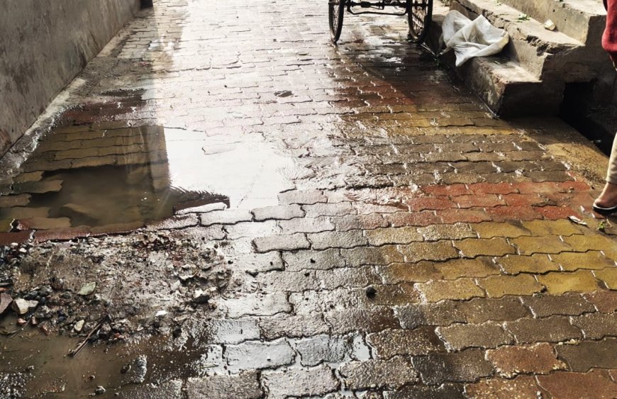 Deoband : लोगों की परेशानी, टूटी पाइप लाइन से बह रहा पानी