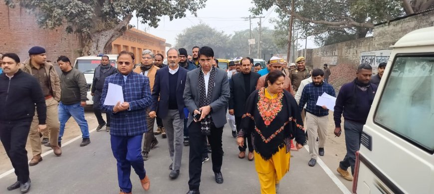 Hathras : अलीगढ़ मंडलायुक्त संगीता सिंह ने हाथरस में सासनी-नानऊ मार्ग के चौड़ीकरण कार्य का किया निरीक्षण