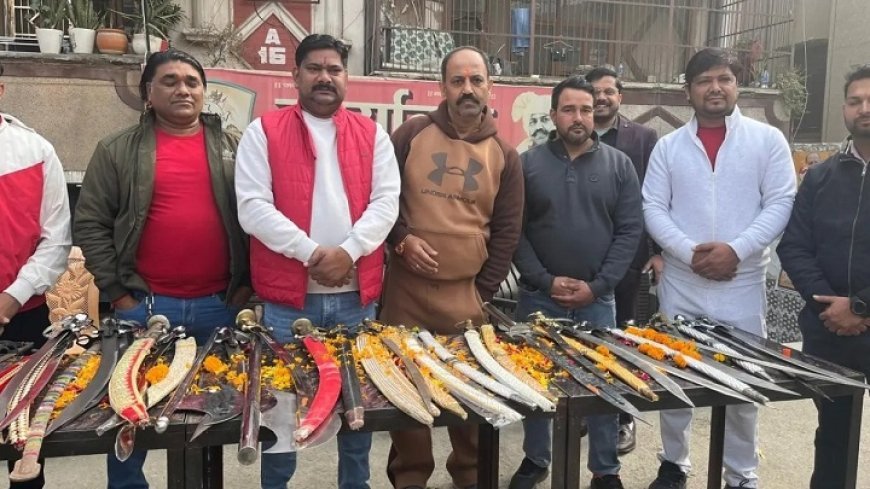 गाजियाबाद में हिंदू रक्षा दल द्वारा तलवार बांटने पर पुलिस की सख्त कार्रवाई: पिंकी चौधरी सहित 16 पर FIR, 10 गिरफ्तार। 