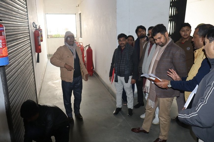 Hardoi: जिलाधिकारी अनुनय झा ने राजनीतिक दलों के प्रतिनिधियों के साथ ईवीएम-वीवीपैट वेयरहाउस का किया निरीक्षण। 