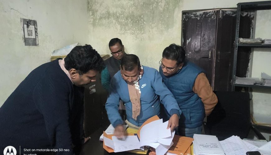 Sitapur : जिलाधिकारी ने सिधौली ब्लॉक कार्यालय का किया औचक निरीक्षण, कई कमियां मिलीं