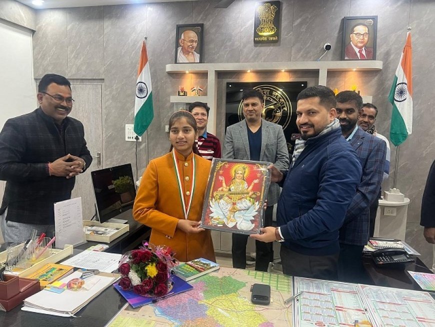 बाराबंकी की होनहार बेटी पूजा पाल को डीएम ने किया सम्मानित: राष्ट्रपति से प्रधानमंत्री बाल पुरस्कार प्राप्त कर लौटीं, युवाओं के लिए बनीं प्रेरणा स्रोत। 