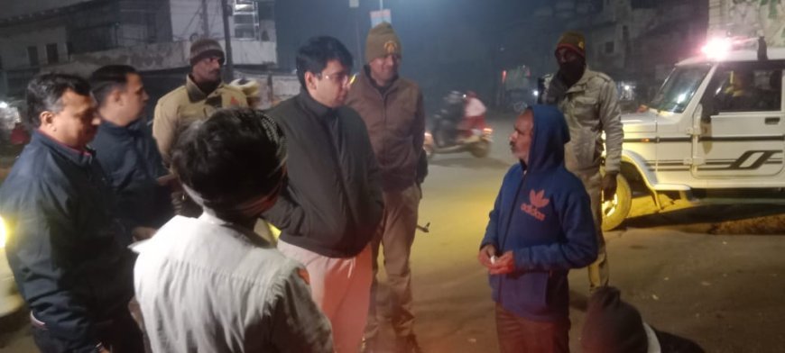 Hathras : शीतलहर में जिलाधिकारी ने रात्रि निरीक्षण किया, अलाव और रैन बसेरों की व्यवस्था जांची
