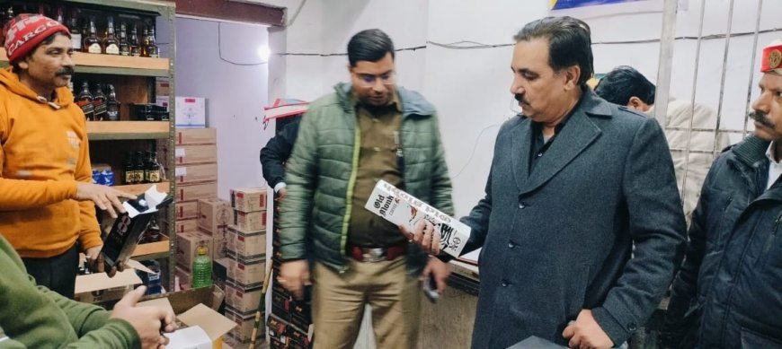 Hathras : नववर्ष के मद्देनजर आबकारी, राजस्व और पुलिस की संयुक्त टीम ने मदिरा दुकानों व होटलों का किया औचक निरीक्षण