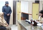 Uttrakhand : विधवा महिला ने डेढ़ एकड़ भूमि से कब्जा हटाने के लिए एसडीएम कार्यालय पर धरना दिया