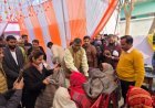 Sitapur : सीतापुर के लहरपुर में ठंड से बचाव के लिए जरूरतमंदों को बांटे कंबल