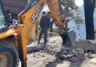 मसूरी माल रोड पर अवैध निर्माण पर नगर पालिका की सख्त कार्रवाई, जेसीबी से ध्वस्तीकरण।