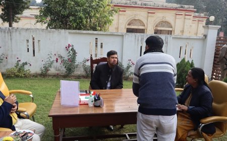 Hardoi: नववर्ष के पहले दिन डीएम अनुनय झा ने सुनी जनता की फरियादें, 20 शिकायतों का त्वरित निस्तारण निर्देश।