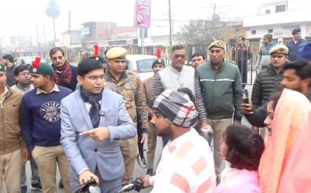 Sambhal: नियमों से नहीं, समझाइश से सुधार, डीएम ने बिना चालान दिलवाए हेलमेट। 