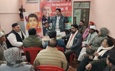 Sambhal: सपा जिला कार्यालय पर मासिक बैठक संपन्न, सावित्रीबाई फुले की जयंती मनाई। 