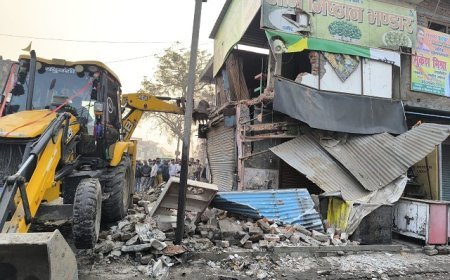 Sitapur: रामकोट कस्बे में दूसरे दिन भी चला बुलडोजर, खाली कराई गई जमीन। 