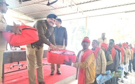 Sitapur: एसपी अंकुर अग्रवाल के निर्देशन में ग्राम प्रहरियों को सम्मानित कर कंबल व टॉर्च वितरित, मनोबल बढ़ाने की अनोखी पहल। 