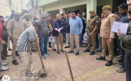 Sitapur: जिलाधिकारी ने लहरपुर नगर पालिका परिषद का किया औचक निरीक्षण, कमियों पर अधिकारियों को दी चेतावनी व प्रतिकूल प्रविष्टि के निर्देश। 