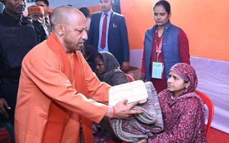 Varanasi: मुख्यमंत्री ने भीषण ठंड में रैनबसेरा पहुंच लोगों का जाना हाल, शीतलहर में ठिठुरते जरूरतमंदों व असहायों को दिया कंबल व भोजन।  