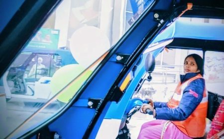 Lucknow : दिन-रात बेखौफ फर्राटा भरती हैं ट्रेनर दीदी और 60 सहेलियां, सेफ मोबिलिटी से बन रहीं लखपति