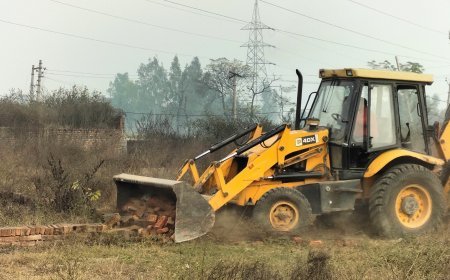 Moradabad : मुरादाबाद विकास प्राधिकरण की बड़ी कार्रवाई, पाकबड़ा और अमरोहा क्षेत्र में अवैध प्लाटिंग पर चला बुलडोजर