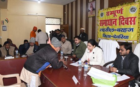 Deoria : सम्पूर्ण समाधान दिवस: जिलाधिकारी ने सुनी फरियादियों की समस्याएं, 11 शिकायतों का मौके पर निस्तारण