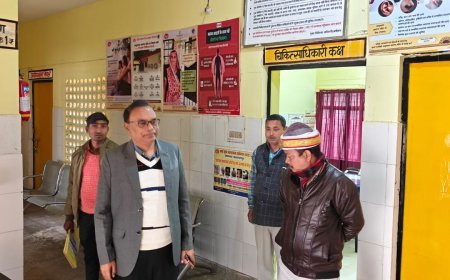 Balrampur : पीएचसी सराय खास पर सीएमओ का औचक निरीक्षण, डॉक्टर समेत 5 कर्मचारी अनुपस्थित, वेतन रोकने का आदेश