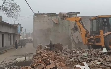 Sambhal: राया बुजुर्ग में अतिक्रमण पर प्रशासन की सख्त कार्रवाई, दो अवैध मकान जमींदोज, एक को चार दिन की मोहलत। 