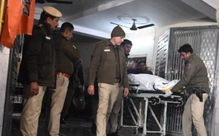 दिल्ली में ट्रिपल मर्डर- आर्थिक तंगी से परेशान 25 साल के शख्स ने मां, बहन और छोटे भाई की हत्या की, फिर थाने जाकर किया सरेंडर।