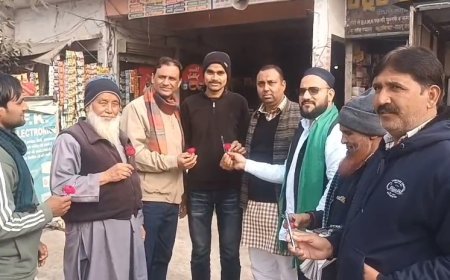 Sambhal: गाजियाबाद में तलवारें बांटने के विरोध में सम्भल में AIMIM का कलम, फूल बांटकर शांतिपूर्ण संदेश। 