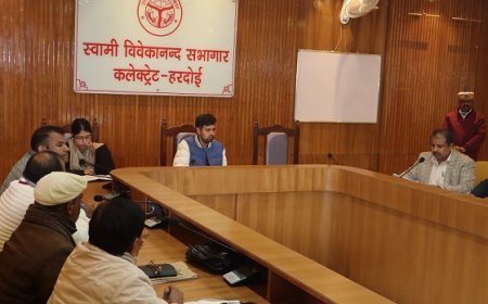Hardoi: जिलाधिकारी की अध्यक्षता मे हुई निपुण भारत समिति की बैठक, अपूर्ण कार्यों को शीघ्र पूरा करने के निर्देश। 
