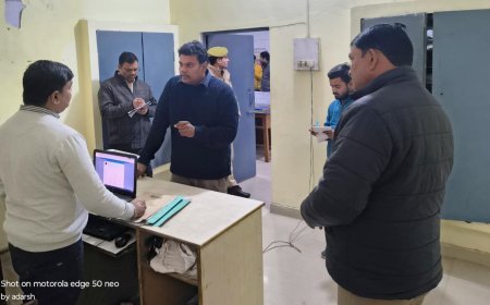 Sitapur : सीतापुर के कसमण्डा ब्लॉक में जिलाधिकारी ने किया औचक निरीक्षण, कई खामियां मिलीं