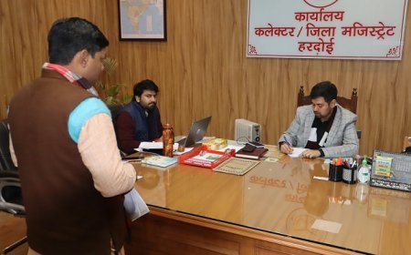 Hardoi: डीएम अनुनय झा की जनसुनवाई में 66 शिकायतें, पात्रों को योजनाओं का लाभ दिलाने के निर्देश। 