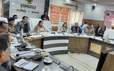 Hathras: प्रभारी मंत्री ने की विकास कार्यों और कानून-व्यवस्था समीक्षा। 